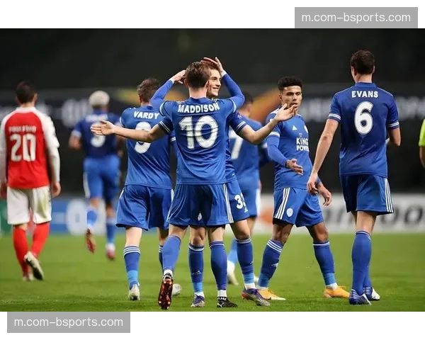 PSV整体阵型在由攻转守时回撤速度慢，给奈梅亨快速推进留下可乘之机